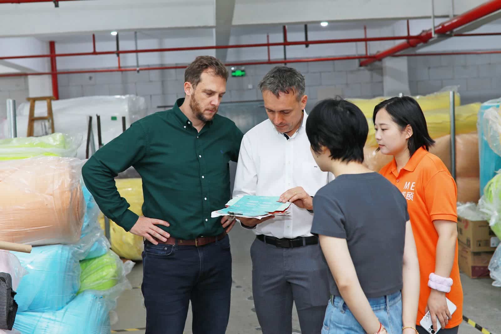Romain et Sylvain, les fondateurs d'Inkubox, qui visitent une usine en Chine