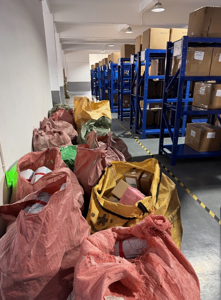 colis dans des sacs prêts à être expédiés
