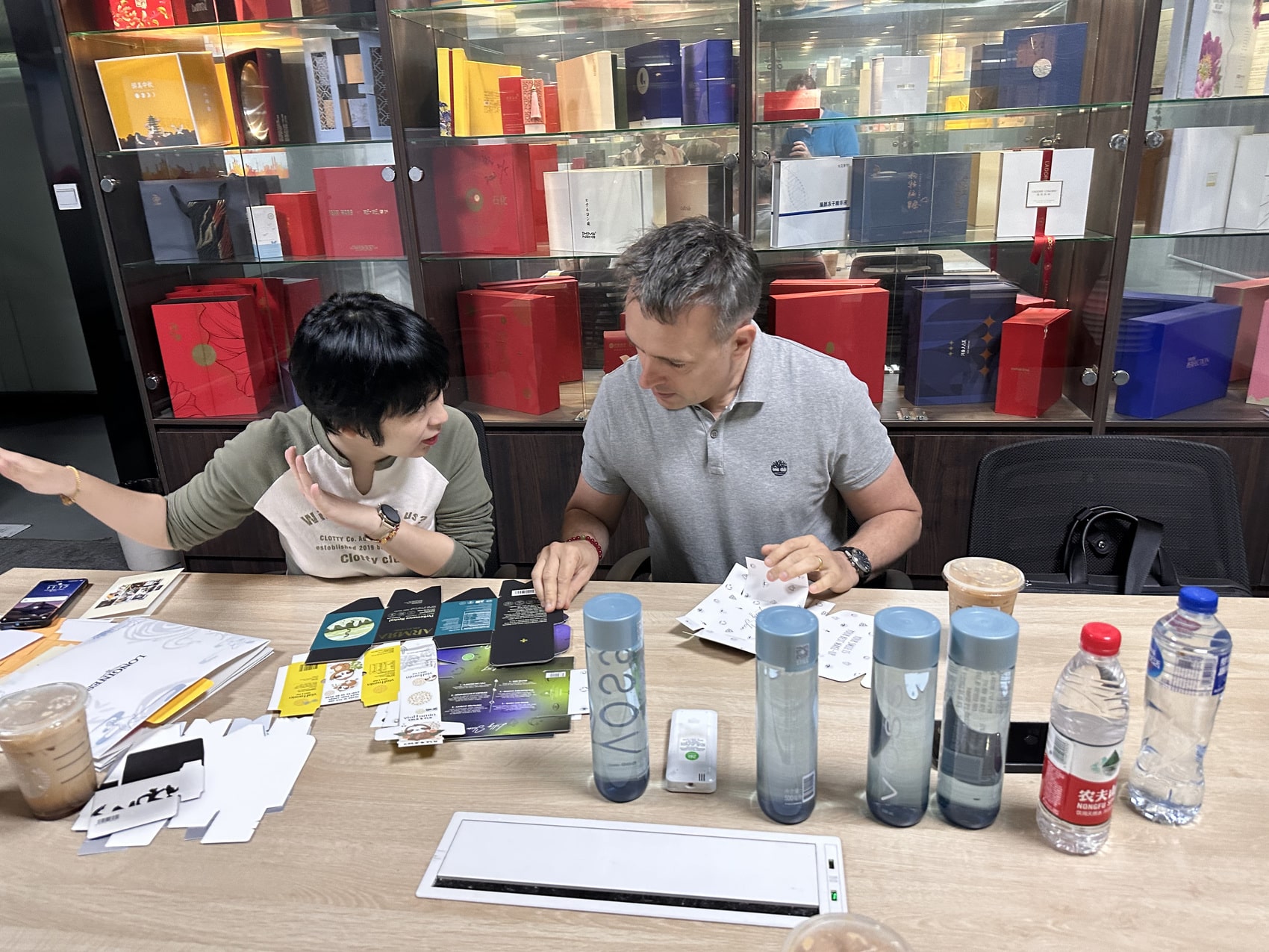 Réunion de travail sur le sourcing et le développement produit en Chine