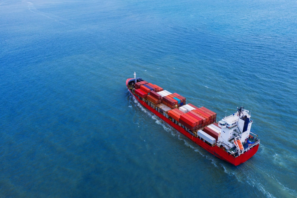 bateau qui transporte des conteneurs