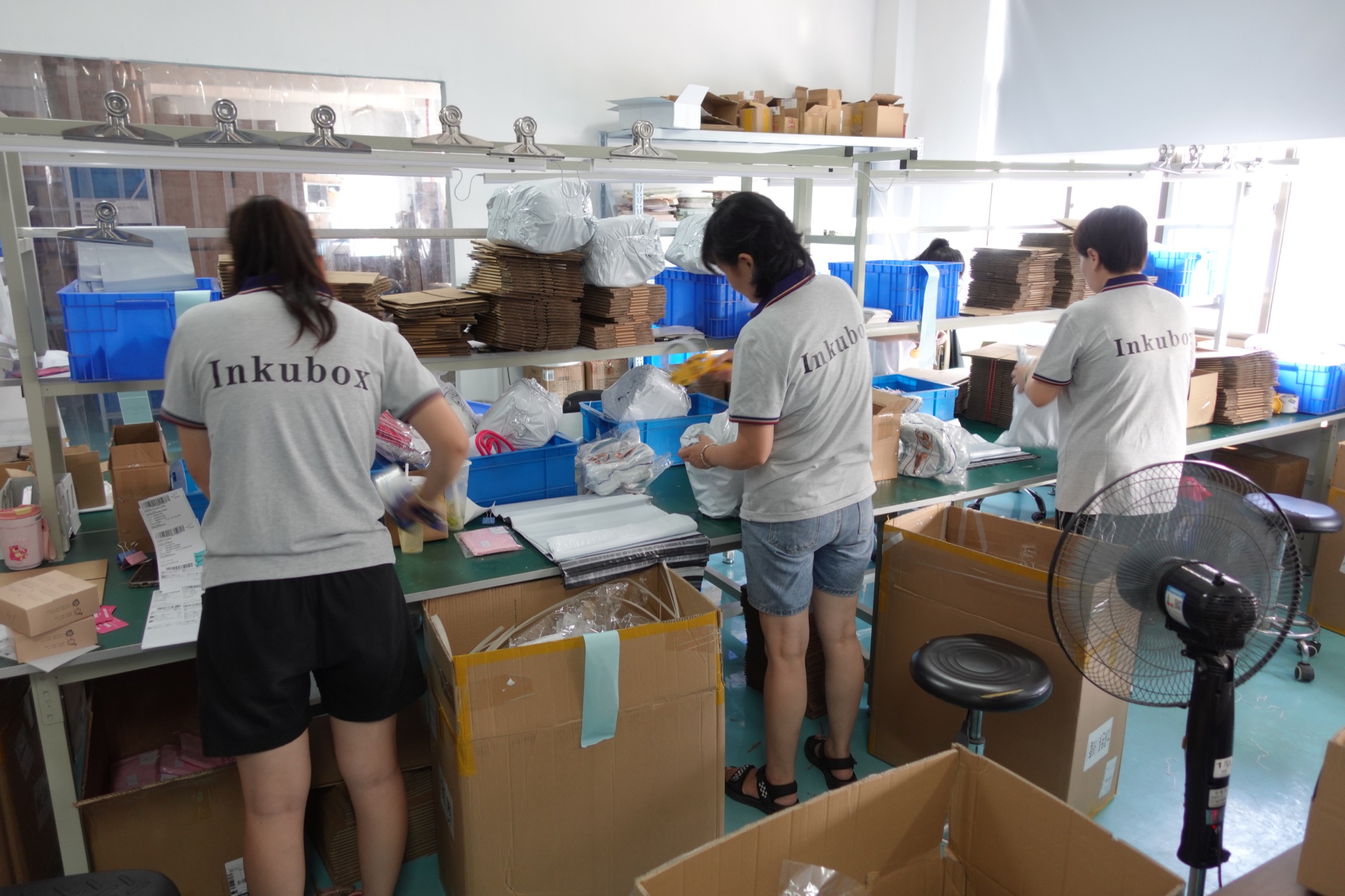 Équipe Inkubox Fulfill en préparation de commandes à Ningbo